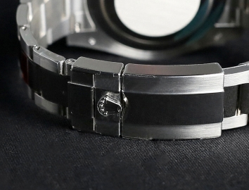 Rolex GMT-Master II 40mm 116719BLRO