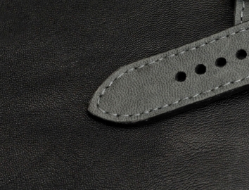 Gunny Straps Le Cuir Noir Craque